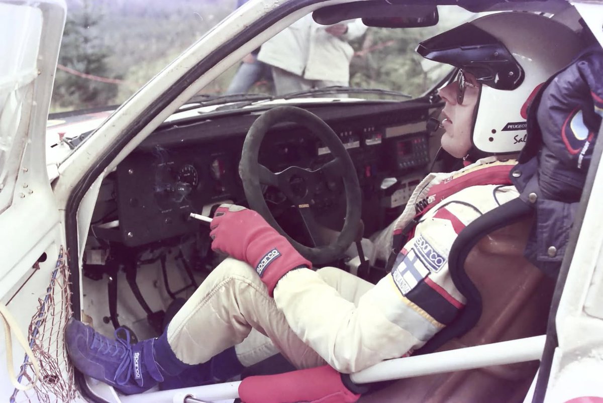 Timo "Löysä" Salonen savuilla ennen EK:ta 1989 RAC Rally. Legenda vai mitä <a href="/Jussi_Andelin/">Jussi Andelin</a> 👌