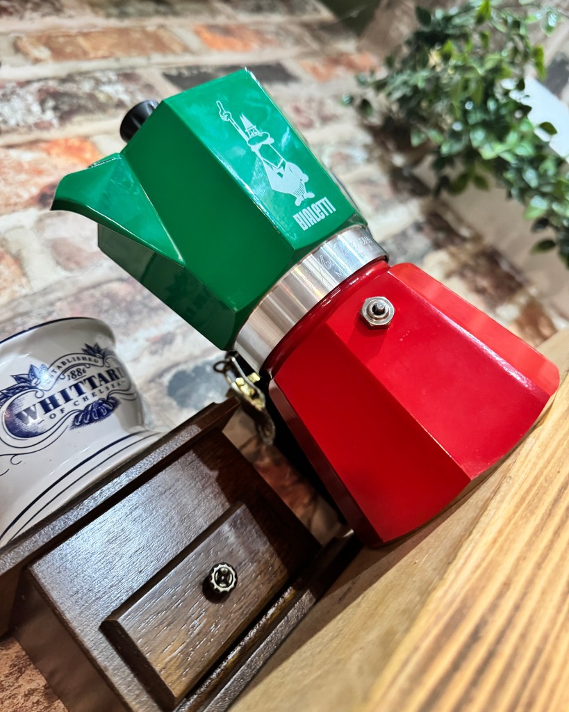 ukcoffeeblog's tweet image. What are your coffee corner essentials? 😁☕️

#coffee #ukcoffee #coffeecorner #coffeetime #homebarista