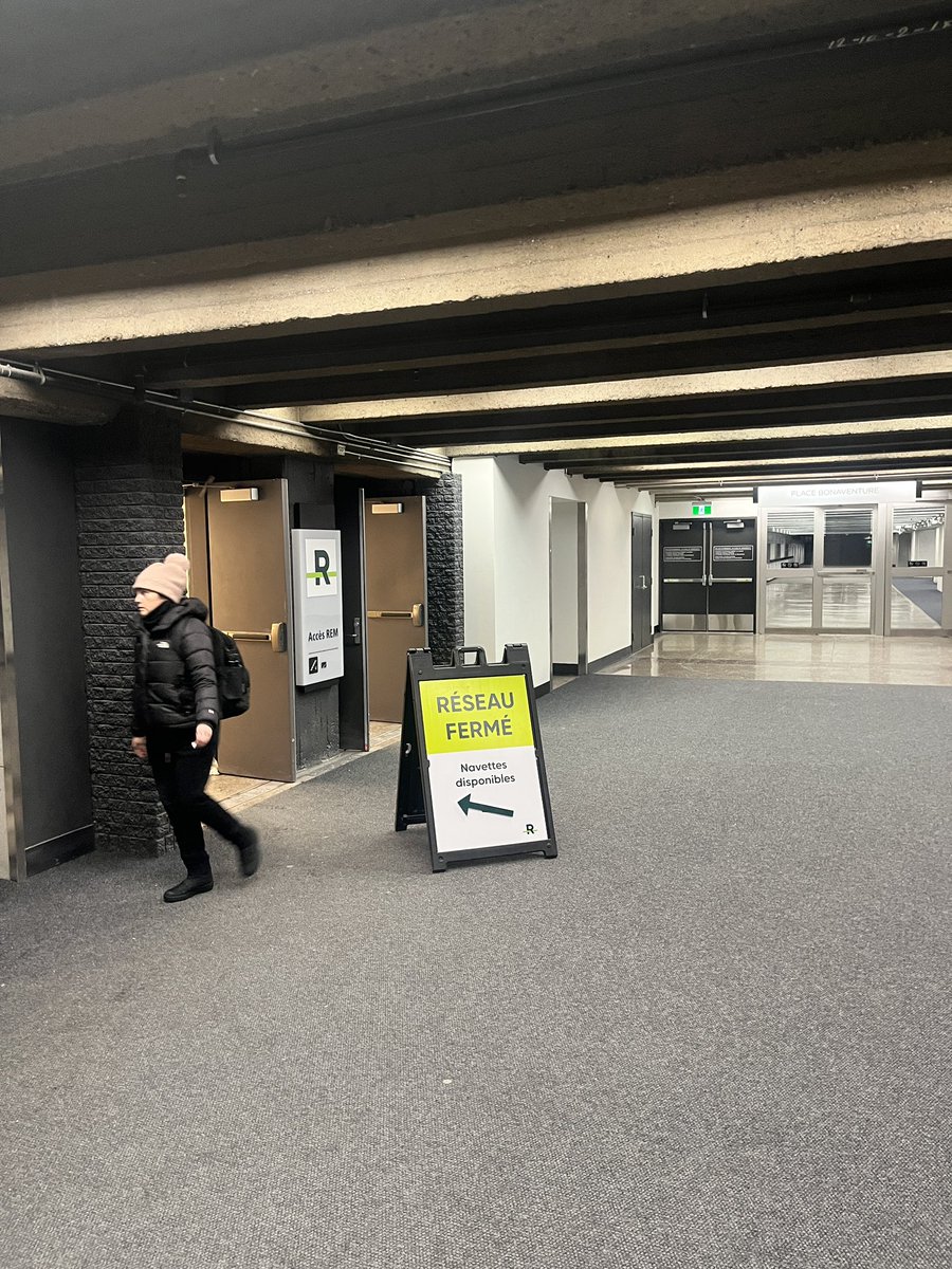 En allant faire un vox pop sur le service au ralenti du #REM le service interrompu sous nos yeux.

Intervention en cours pour régler le problème d’aiguillage et rétablir le service pour l’heure de pointe.