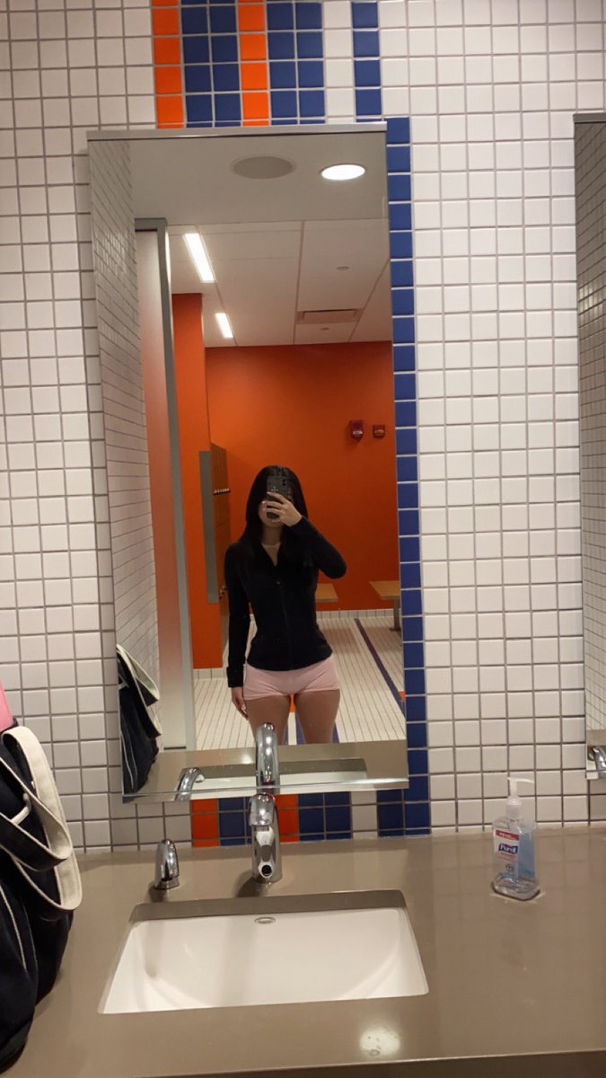 amyzxnn's tweet photo. send me money just because i’m a beautiful living girl on this earth 🤗 #paypig #findom #loser https://t.co/CFrMHZHi56