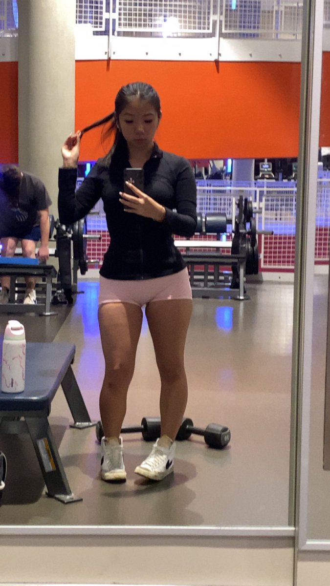 amyzxnn's tweet photo. send me money just because i’m a beautiful living girl on this earth 🤗 #paypig #findom #loser https://t.co/CFrMHZHi56