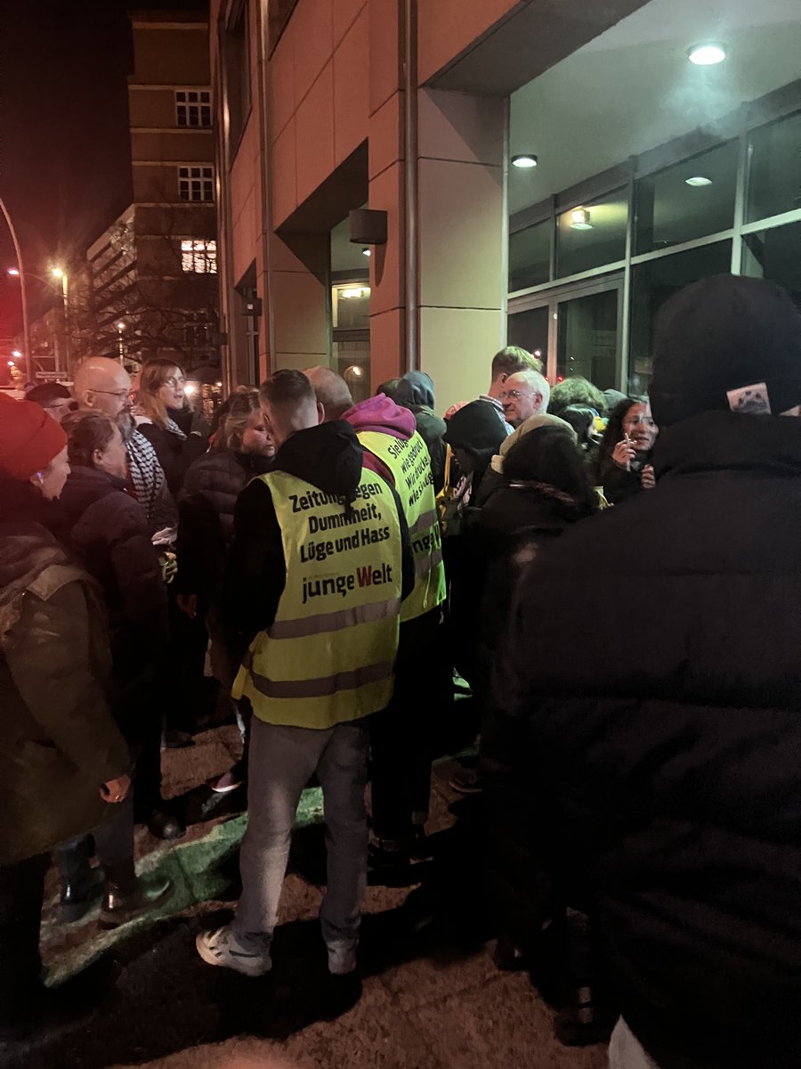 jungewelt's tweet photo. Für diejenigen, die keinen Platz in der junge Welt-Ladengalerie gefunden haben und die Veranstaltung mit Francesca Albanese von draußen verfolgten, verteilte das jW-Team Tee. #b1802 https://t.co/wiQ9Vr39dv