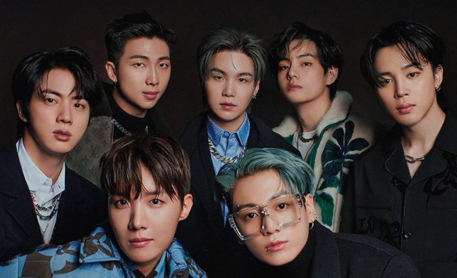 AboutMusicYT's tweet photo. Best selling kpop albums each year globally (via IFPI):

2024: ENHYPEN - Romance: Untold
2023: SEVENTEEN - FML
2022: BTS - Proof
2021: SEVENTEEN - Attaca
2020: BTS - Map of the Soul: 7
2019: BTS - Map of the Soul: Persona
2018: BTS - Love Yourself: Answer https://t.co/FfdpzNn4za