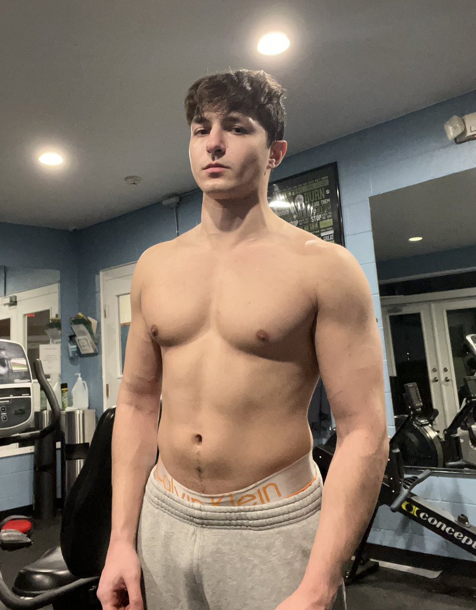 Bulking has gotten me starting to look like a man… idk how to feel about this 😵‍💫