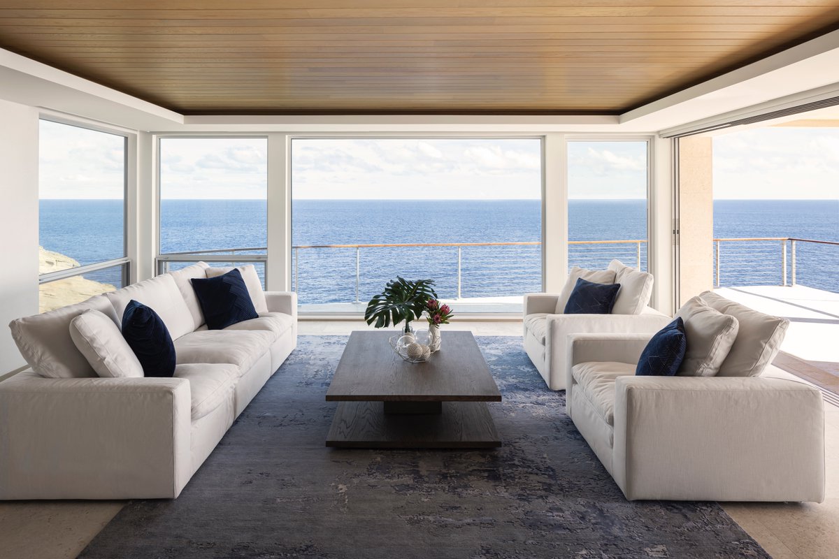 PVArcHItects's tweet photo. Koko Cliffside Renovation's design seamlessly integrates interiors, artwork, and surroundings to enhance the stunning view. While the exterior remained secondary, the interior was completely transformed—modern, contemporary, yet inviting.  📸Adam Taylor
 #islandhomes https://t.co/BmC7takOvn