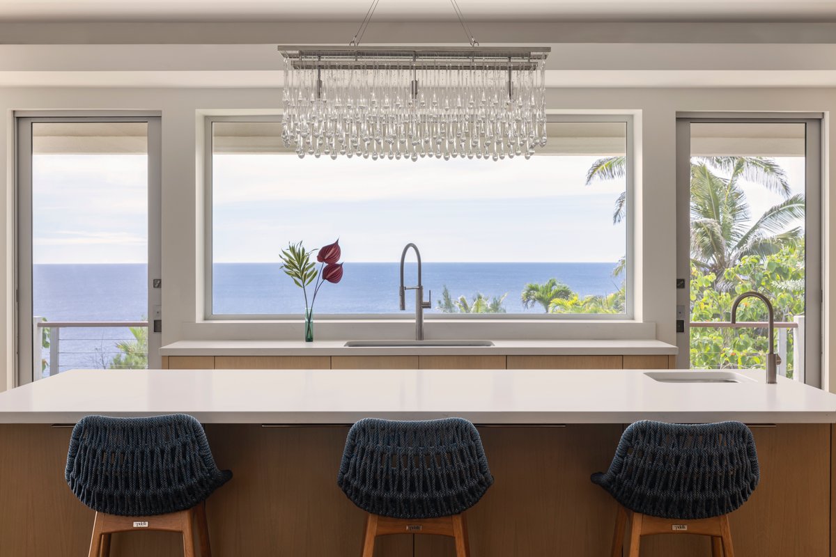 PVArcHItects's tweet photo. Koko Cliffside Renovation's design seamlessly integrates interiors, artwork, and surroundings to enhance the stunning view. While the exterior remained secondary, the interior was completely transformed—modern, contemporary, yet inviting.  📸Adam Taylor
 #islandhomes https://t.co/BmC7takOvn