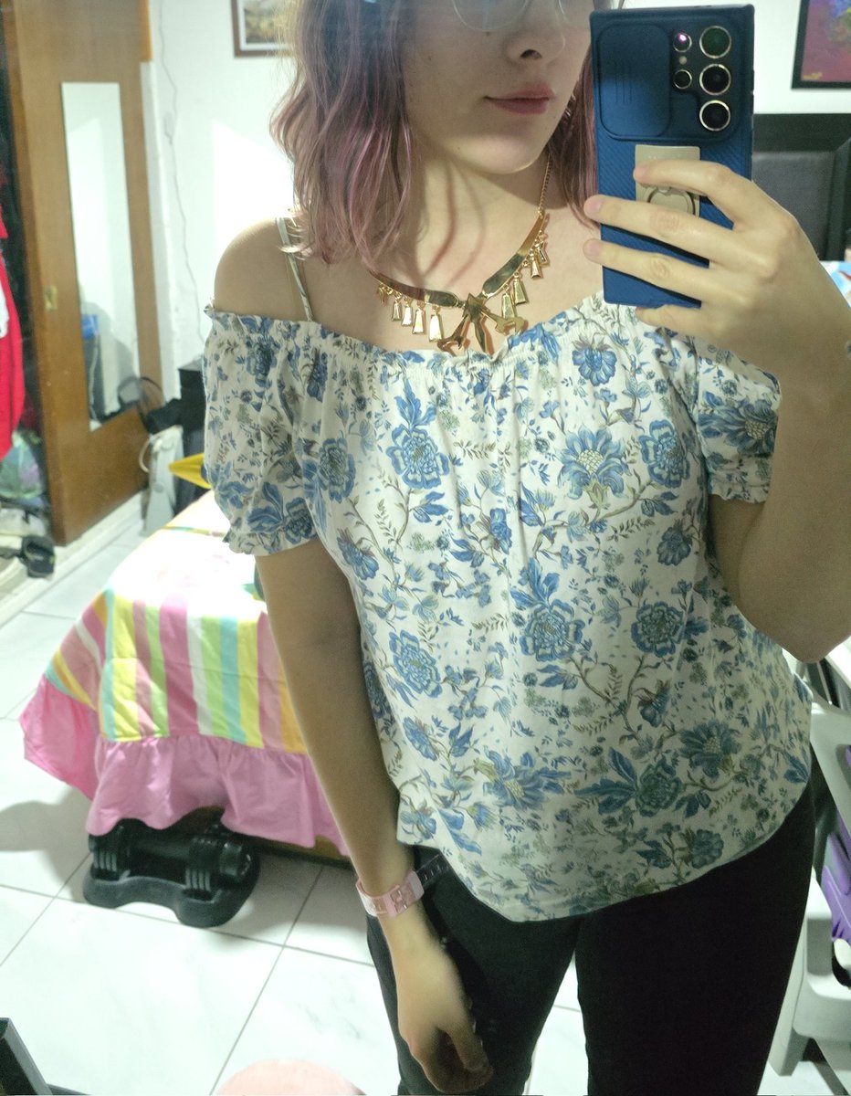 Me compré el collar de Zelda que es para cosplay pa usar en los ofnis jajaja no me arrepiento de nada 👁👄👁.