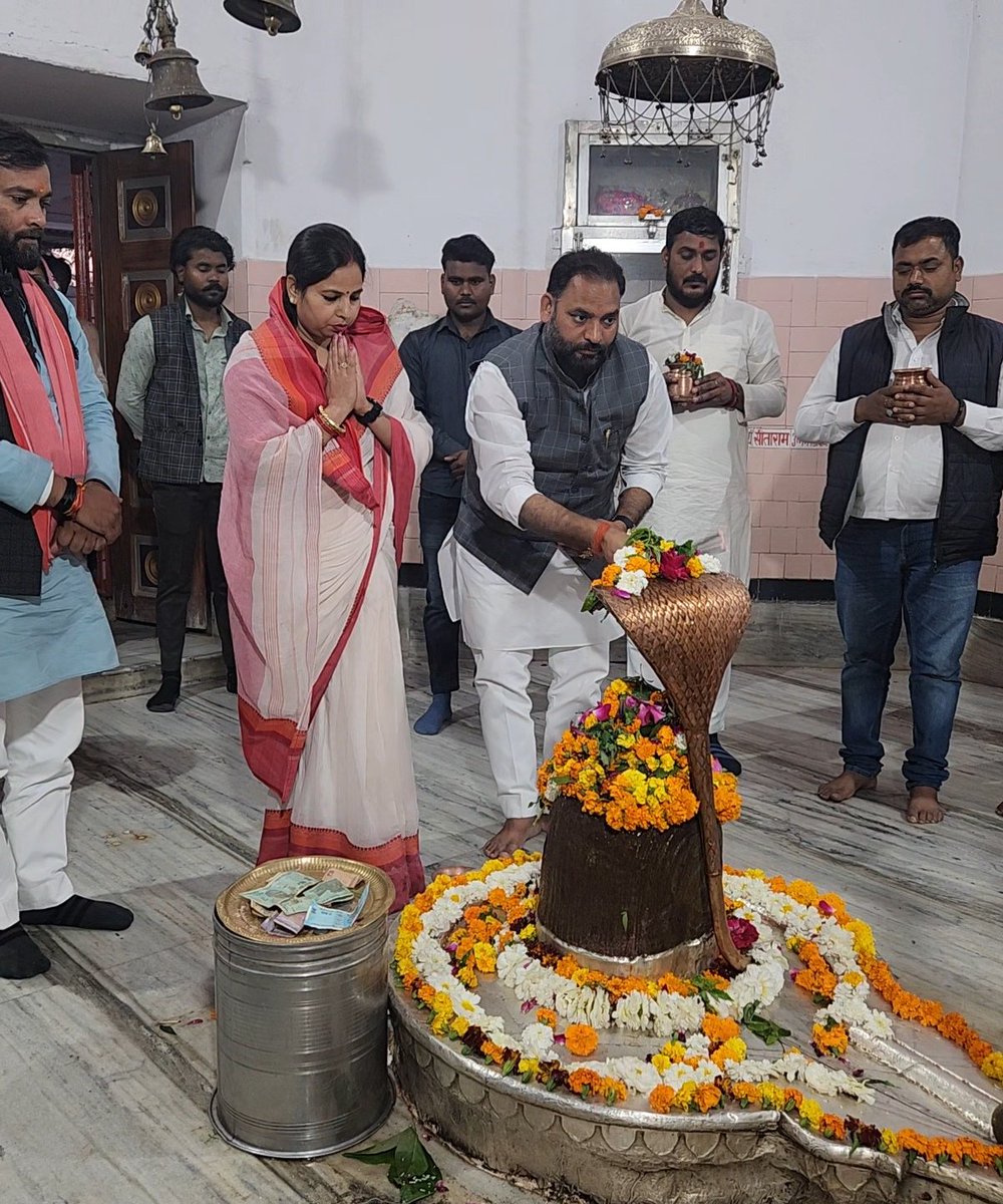 Gautam_Rawat_53's tweet photo. आज अपने जन्म दिन के शुभ अवसर पर अपनी विधान ��भा हैदरगढ़ बाराबंकी  
के सुप्रसिद्ध प्राचीन अवसानेश्वर मंदिर में पत्नी पार्षद ममता रावत एवं साथियों के साथ बाबा श्री भोलेनाथ जी का जलाभिषेक कर पूजा अर्चना की !!

@yadavakhilesh @sumityadavrajaa https://t.co/qy2yDLmyvc