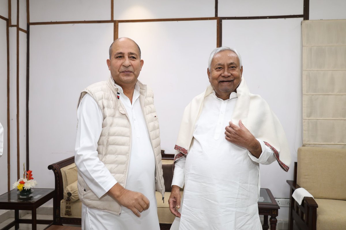 Sitamgar idhar aa, hunar aazmayein
Tu teer aazma, hum jigar aazmayein
Na sar jhukaake jiye, na mu chupa k jiye
Sitamgar ki nazaron se nazrein mila k jiyen <a href="/Jduonline/">Janata Dal (United)</a>
