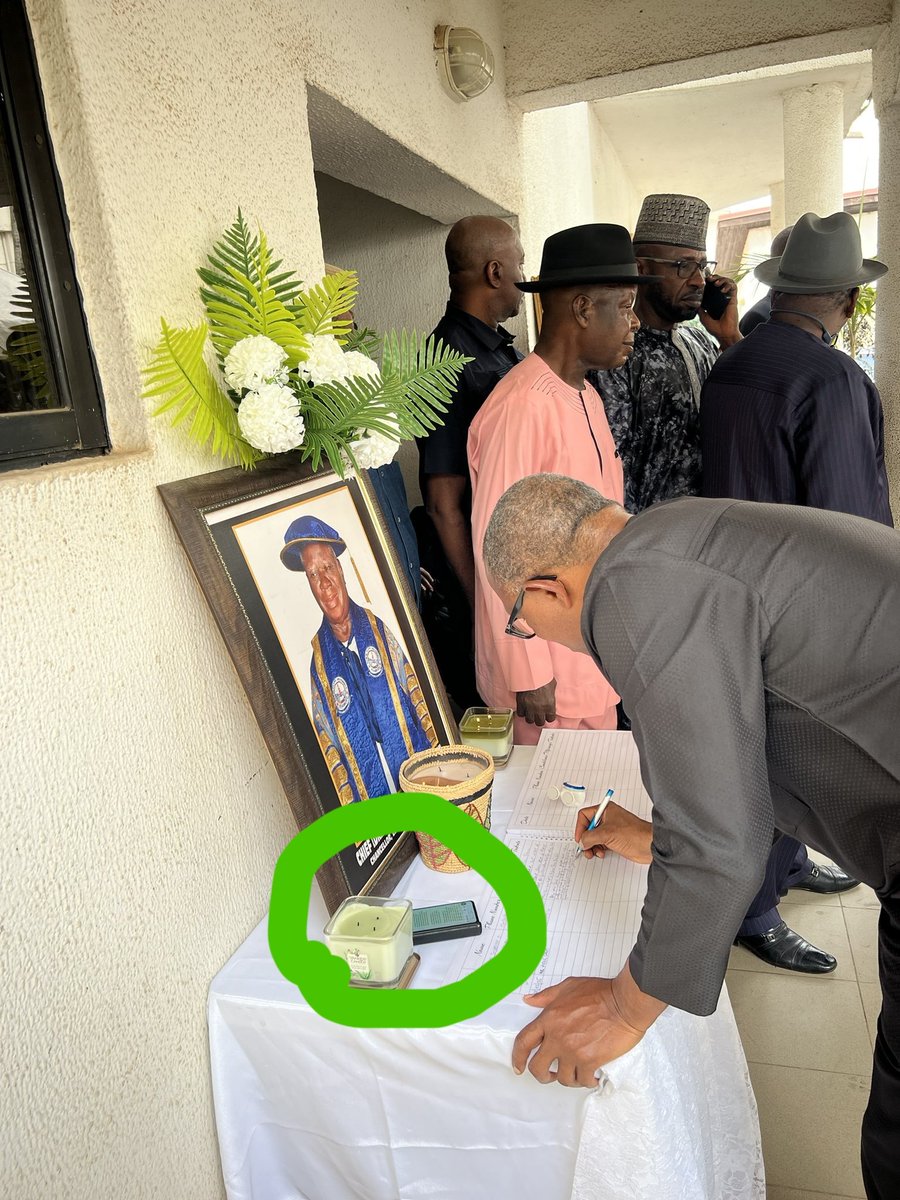 MarvinFish9's tweet image. Bitter obi went to Pa Edwin Clark for condolence
Yet was reading a fake news on his 📱 4rm obingos Whatsapp group or he&apos;s copying 4rm his 📱 to write a tribute. 
@renoomokri @tajudine2013gm2 @Riddwane @Mario9jaa @Manlike_ED @cabeecroft23
@DeeOneAyekooto @BayoBilisi @_iOlatunde