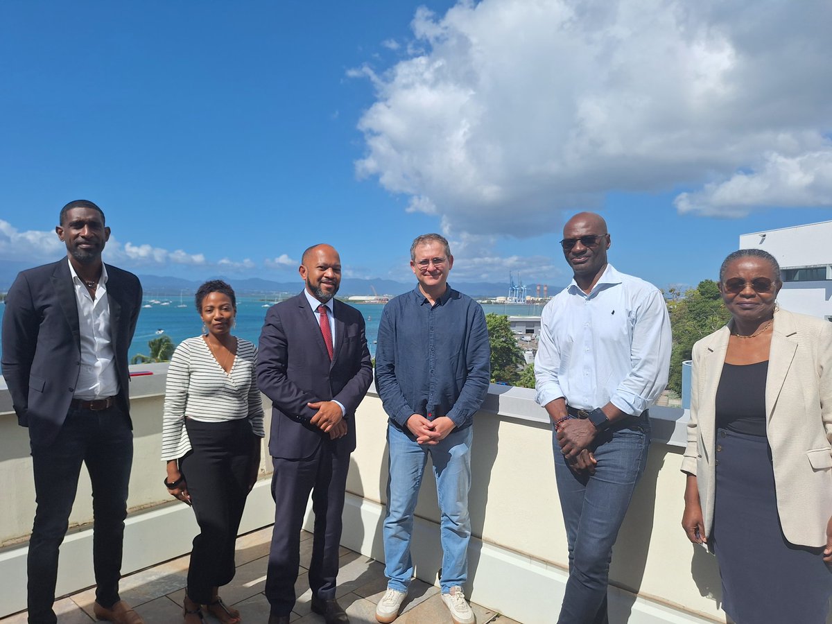 Ce matin le directeur <a href="/TarikMeziane/">TMeziane</a> est allé à  la rencontre du président Michel Geoffroy de notre tutelle <a href="/UnivAntilles/">UnivAntilles</a>  et de ses vice-présidents en charge des activités des agents UA de l'unité et hébergés. L'occasion de mieux coordonner nos activées et nos perspectives.