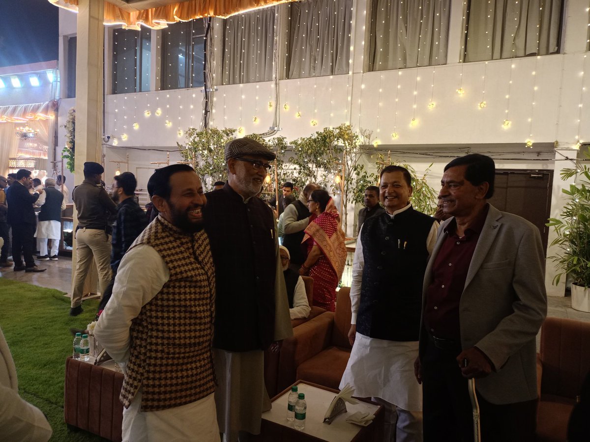 DevendraYadavMP's tweet image. पटना के Hotel Maurya में जनाब औसाफ लड्डन साहब की भांजी की शादी के मौक़े पे।
@ausaf_laddan