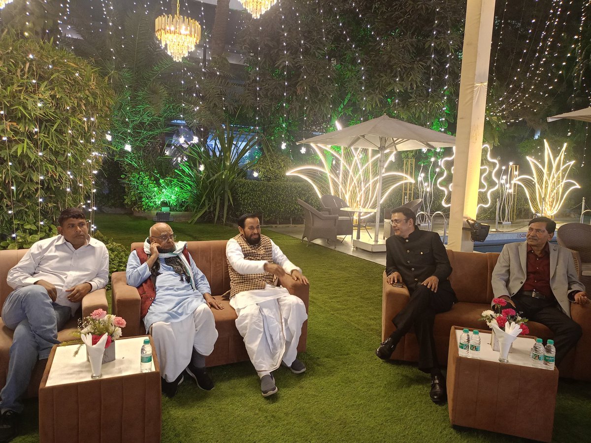 DevendraYadavMP's tweet image. पटना के Hotel Maurya में जनाब औसाफ लड्डन साहब की भांजी की शादी के मौक़े पे।
@ausaf_laddan