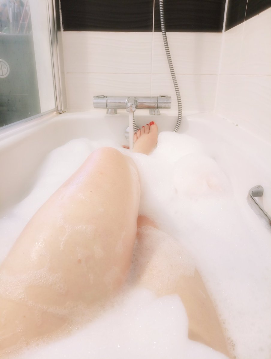 FrenchDevotion_'s tweet image. Time to relax 🥰
#bathtub #foam #relaxing #stream