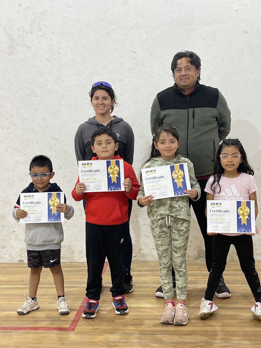 Estamos orgullosos de verlos crecer y desarrollarse como jugadores de tenis.

¡Felicidades a todos nuestros estudiantes que han ascendido a pelota naranja! #AscensoAPelotaNaranja #Tenis #CotopaxiTenisClub #academiascotopaxitenisclub🎾🏀⚽️🏊🏽