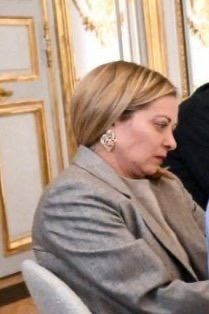 quando non sai bene cosa sia meglio: stare con certi amici oppure con quegli altri più fighi a costo di contraddirti e fare la figura della peracottara.
#Meloni