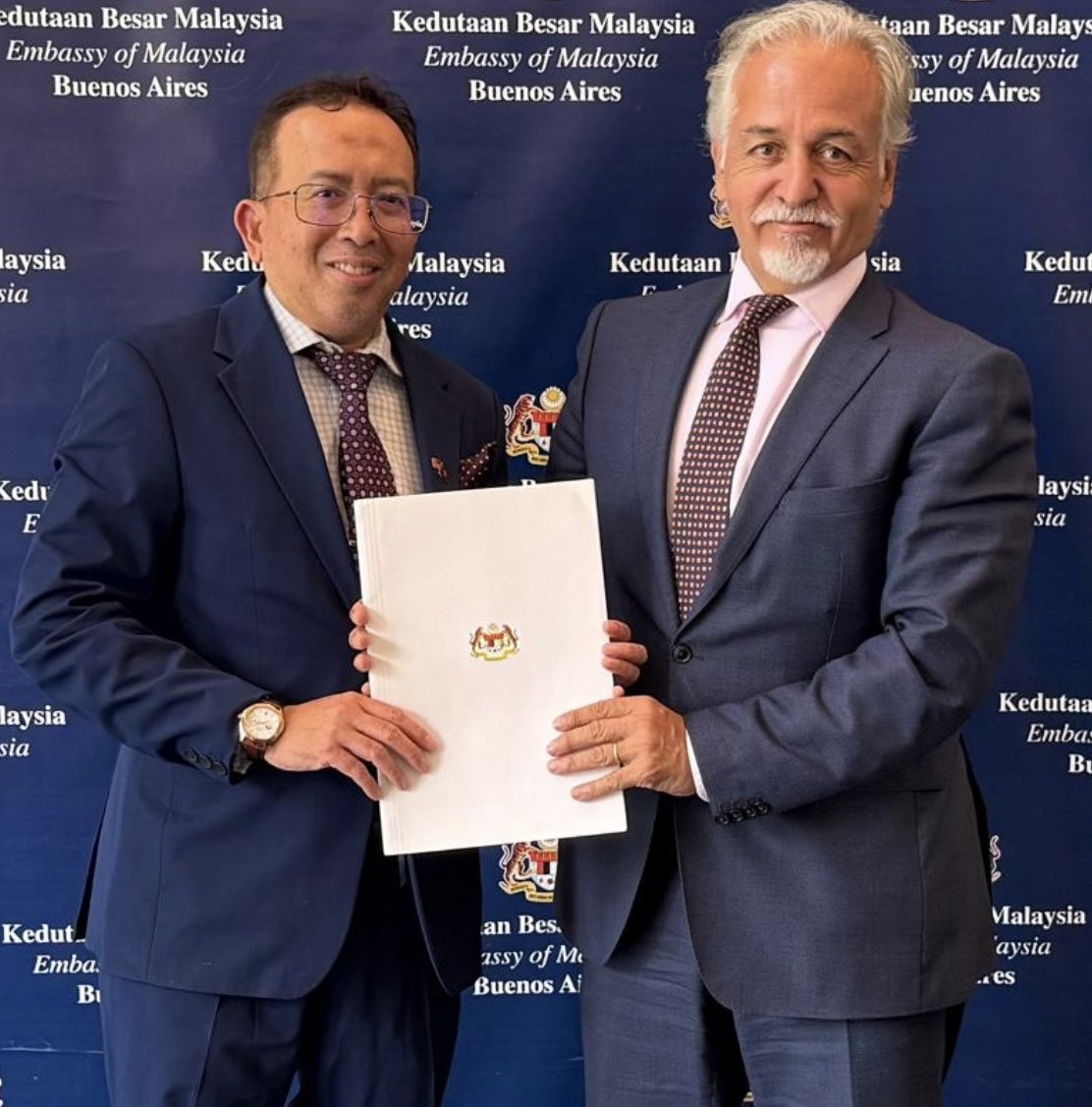 Con gran placer y emoción quiero compartir este gran momento de nuestro Presidente de MACC Uruguay, Diego Martínez , recibiendo su nombramiento como flamante Cónsul Honorario de Malasia en Uruguay de manos del Embajador Azman Nur Rahim. Un orgullo para MACC y un reconocimiento.