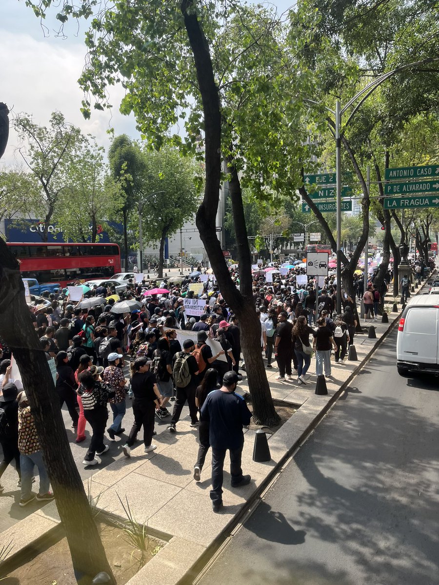 Veterinarios se manifiestan en Reforma para pedir seguridad y justicia por su compañero asesinado en el #Edomex #CDMX