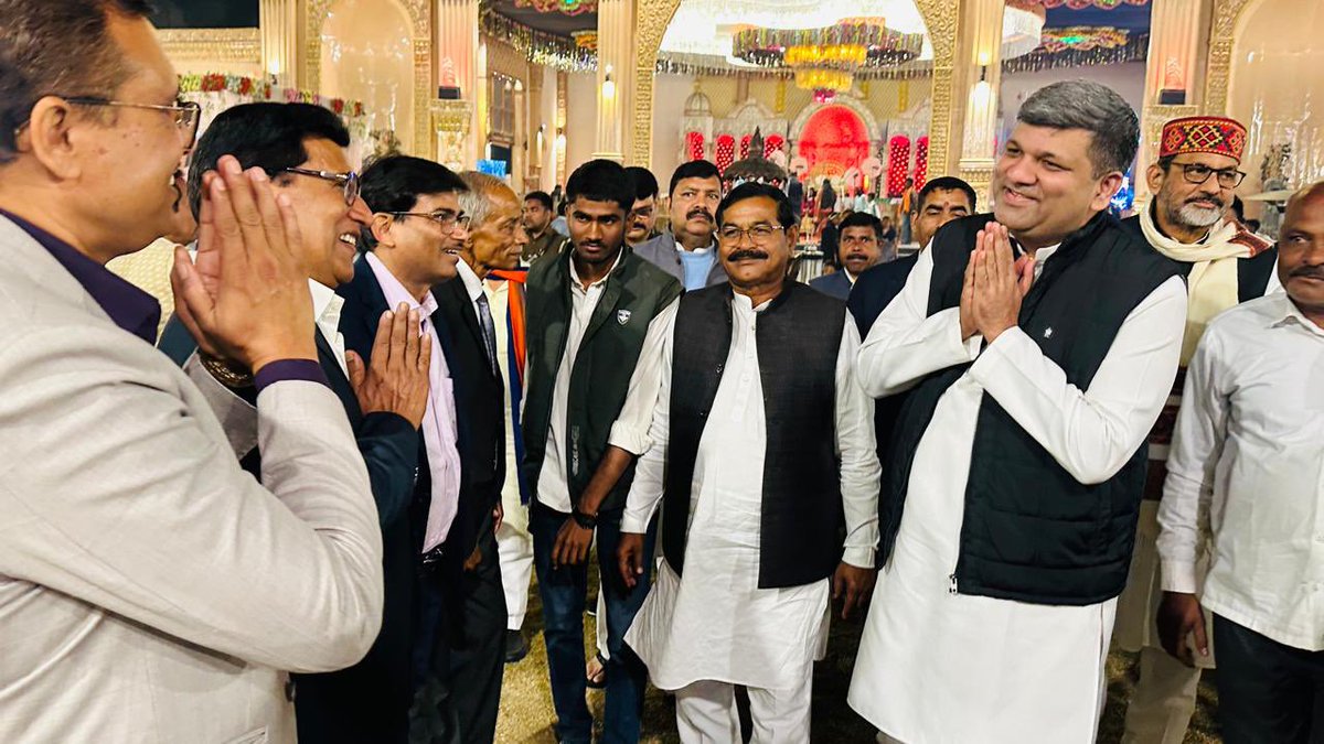 ErAshishSPatel's tweet photo. आज कर्वी (चित्रकूट) स्थित बिंदीराम होटल में IPS श्री तेजस्वरूप सिंह जी की सुपुत्री के शुभ विवाह समारोह में सम्मिलित होकर नवदंपति को हार्दिक शुभकामनाएँ एवं आशीर्वाद दिया।
ईश्वर से प्रार्थना है कि नवविवाहित जोड़े का जीवन सुख, समृद्धि और मंगलमय रहे। https://t.co/qXW1w6nw99