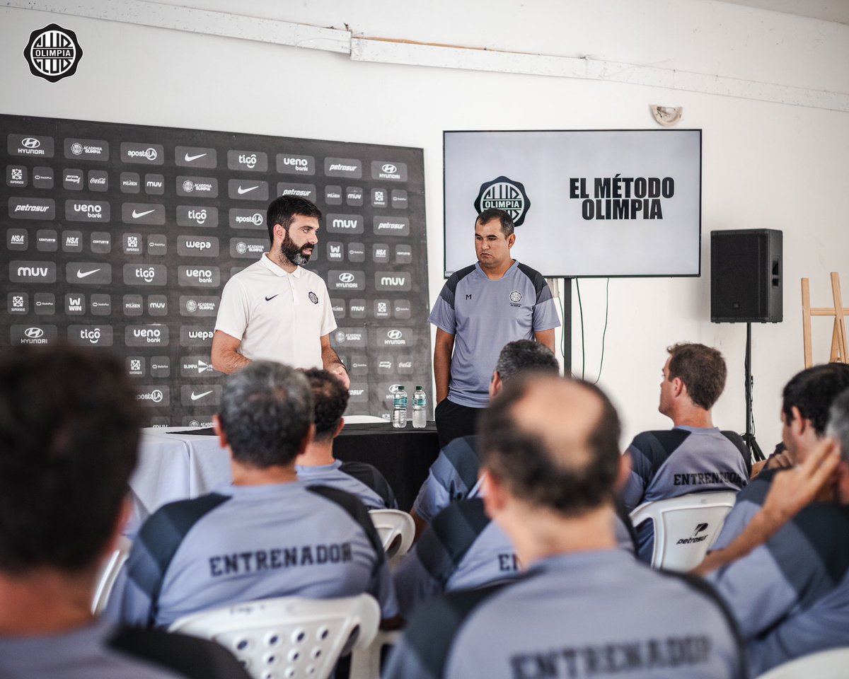 Presentación oficial de Federico Ferreira, nuevo Coordinador de Formación y Metodologías. 🔛

✅ Presentes Jairo Yambay, Vicepresidente de la Institución; Carlos Aitor García, Director Deportivo, acompañados de Directivos y staff de la Academia Olimpia.

#SoyDelOlimpia ⚪️⚫️⚪️