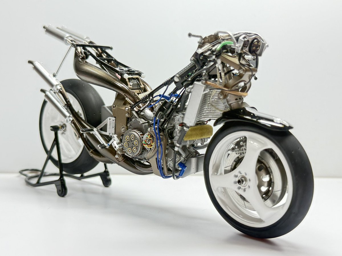 yukkizx9r's tweet photo. #バイクプラモ盛上げ隊
MFH elf5 製作進行状況🛠️
昨日の夜ようやくelf5の車体が完成致しました✌️
メタルパーツは塗装前にメタルプライマーを塗布する工程が増えるので時間がかかりました💦
#elf5 #HONDA #ロン・ハスラム
#MFH https://t.co/D5VdnESeCM