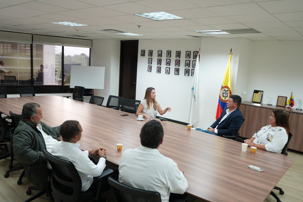 Supersubsidio's tweet photo. #Ahora | La Superintendente Sandra Viviana Cadena Martínez se reúne con la @CGTCol para dialogar sobre las Cajas de Compensación y las condiciones laborales en el sector en pro de la formalización laboral. 
🇨🇴¡ La #Supersubsidio comprometida con los trabajadores! https://t.co/WTUOf7YpYr
