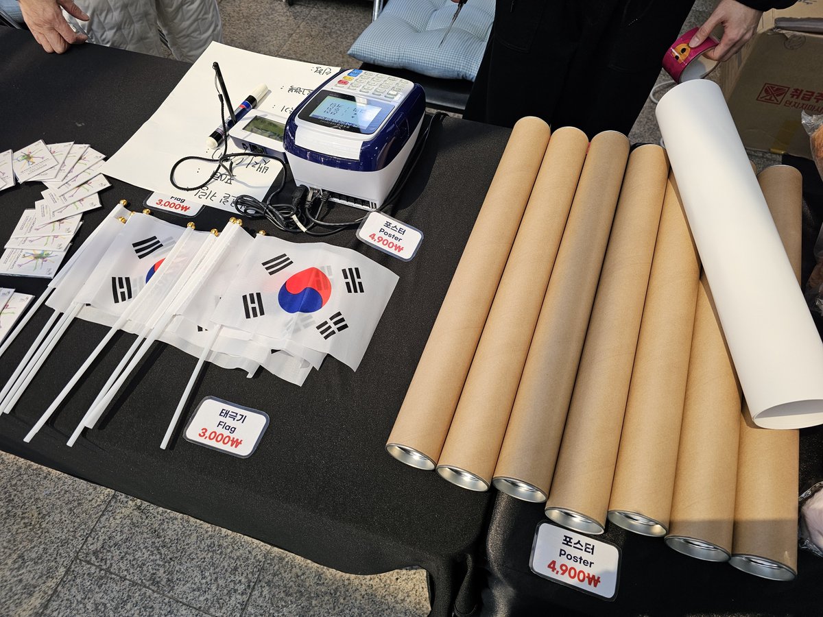 3Lzeq's tweet photo. 사대륙 기념품 판매 https://t.co/8XaTwWmFKh