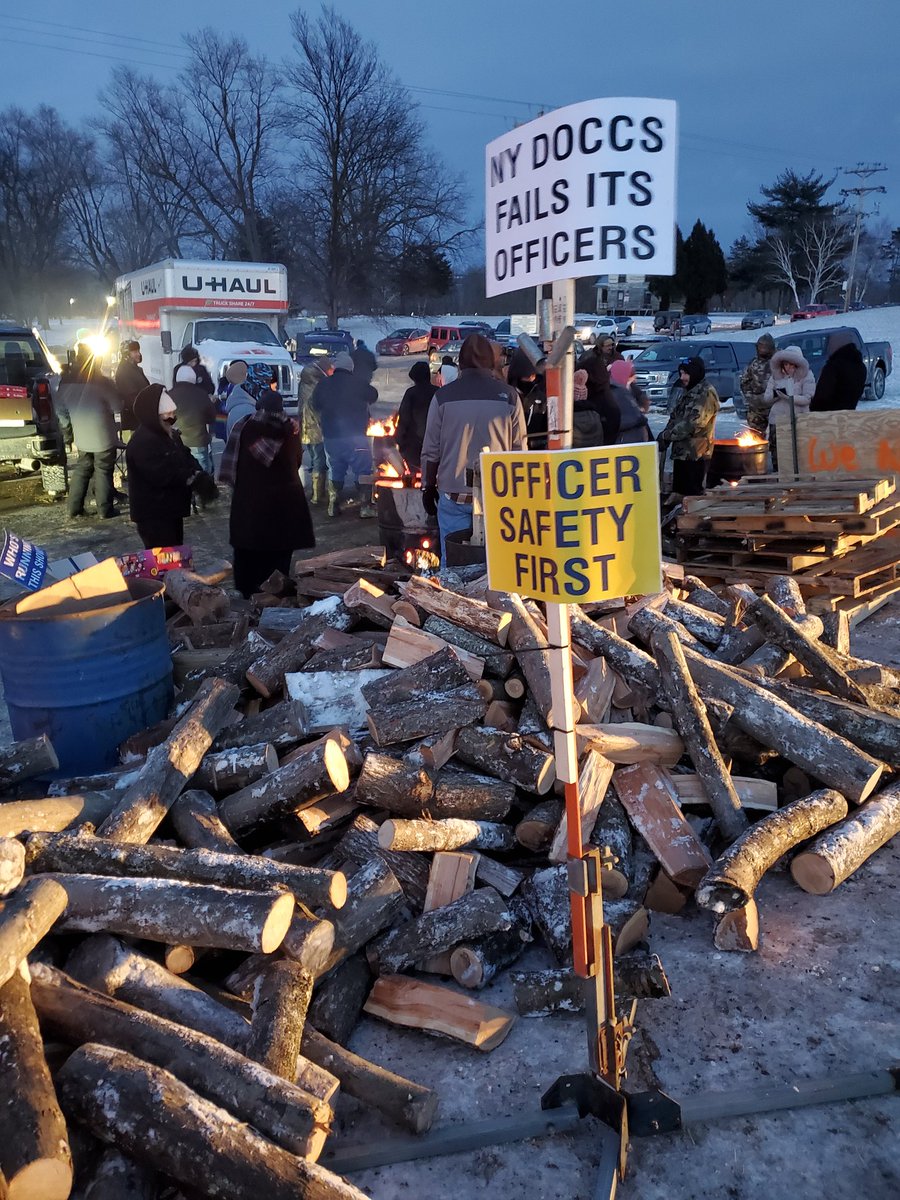 BobLonsberry's tweet image. This is what it looks like when David takes on Goliath. Correctional officers across the state, disrespected by the governor and endangered by the commissioner, are refusing to take it anymore. Less than 24 hours into their wildcat strike, they have forced the governor to call…