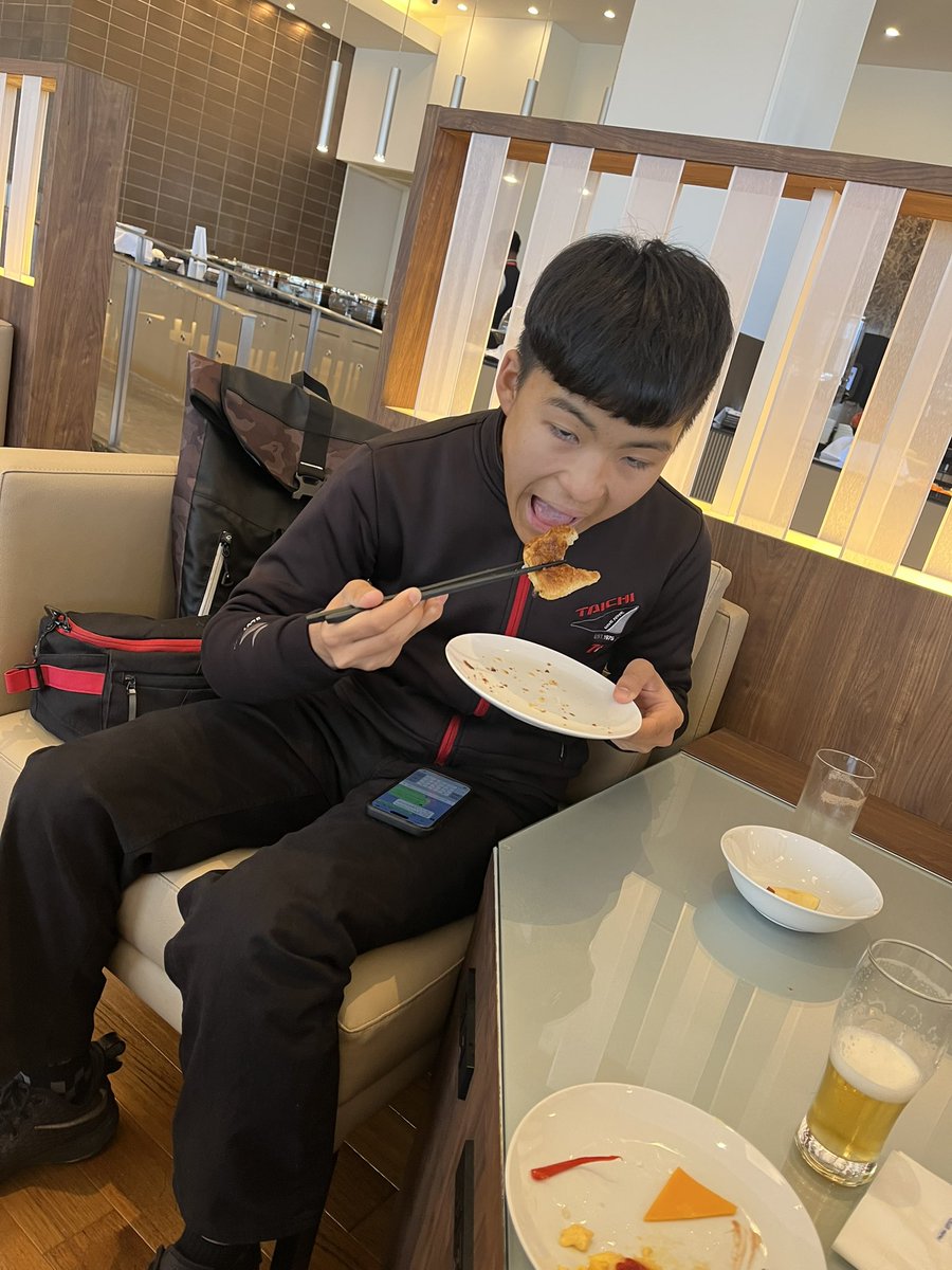 タイ🇹🇭へ
2週間コヤツと…
髪型！（笑）

箸でパン食うし…変