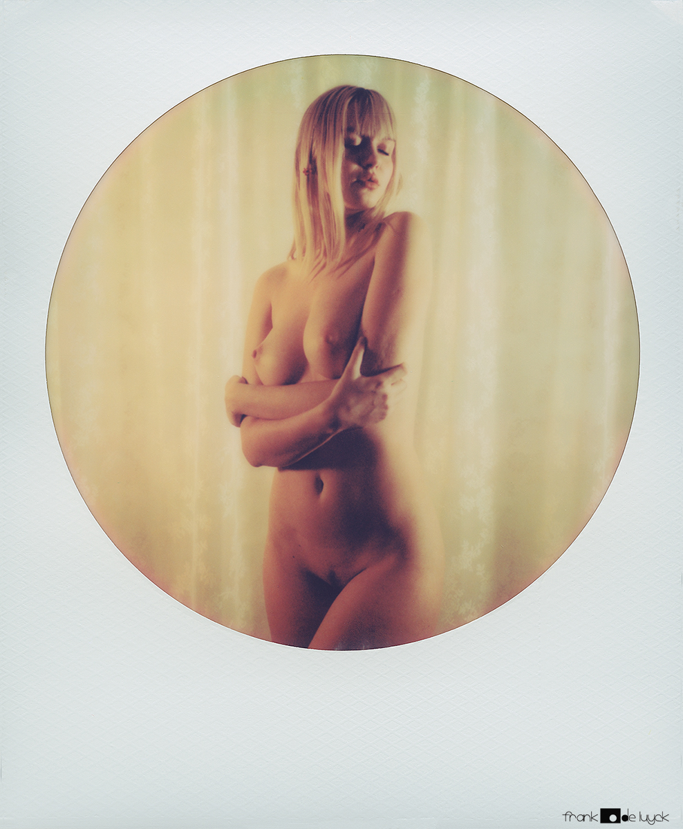 FrankDeLuyck's tweet photo. Soft colors with Layana Devis @Lana_Lane_ on Polaroid Roundframe film #layanadevis #modelshoot #slr670 #mintcameras #roundframe #polaroidoriginals #instantfilm #analogphotography #beauty https://t.co/RbpO7KmBzP
