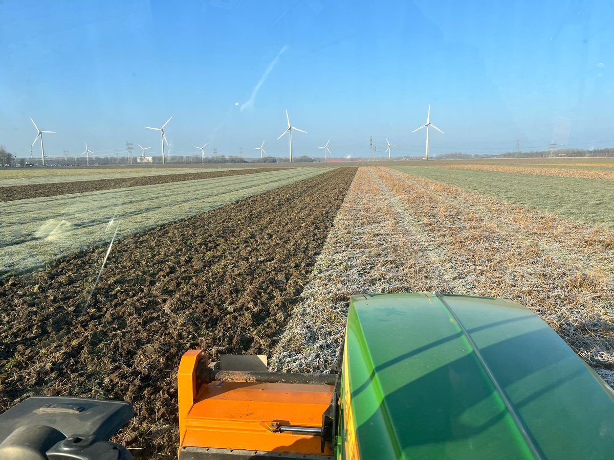 De vorst helpt ons alvast op weg! ❄️ Dankzij de bevroren bodem kunnen we eerder het land op en een begin maken met het nieuwe seizoen. Zin in het voorjaar! 🌱🚜 #voorjaar #BoerderijvandeT