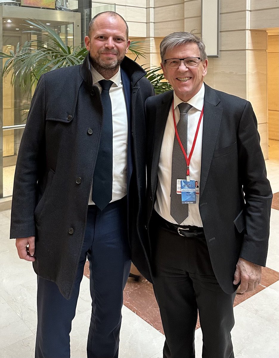 Tag 2 der NATO-Konferenz in Brüssel. Heute hat mein guter Freund Theo Francken  von der Nieuw-Vlaamse Alliantie ein Grußwort gesprochen. Er ist seit Anfang Februar der neue Verteidigungsminister von Belgien. Nach seiner Rede haben wir uns noch auf einen Kaffee getroffen und die