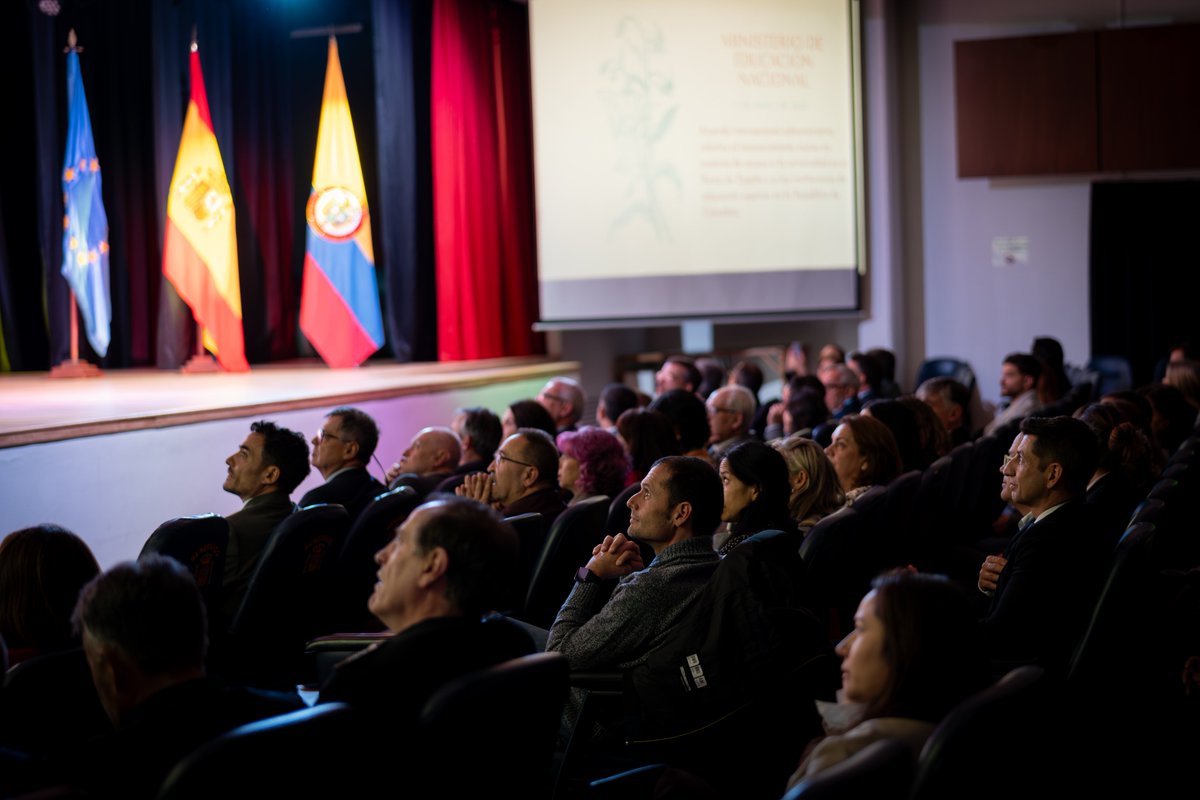 Nuestro centro educativo tuvo la oportunidad de  celebrar el XX Aniversario de la Agregaduría de Educación de España en Colombia, de la mano de nuestra Agregada, la Sra. Joana Lloret Cantero, distinguidos miembros del cuerpo diplomático y la comunidad académica <a href="/EducacionEspCol/">Agregaduría de Educación de la Embajada de España</a>