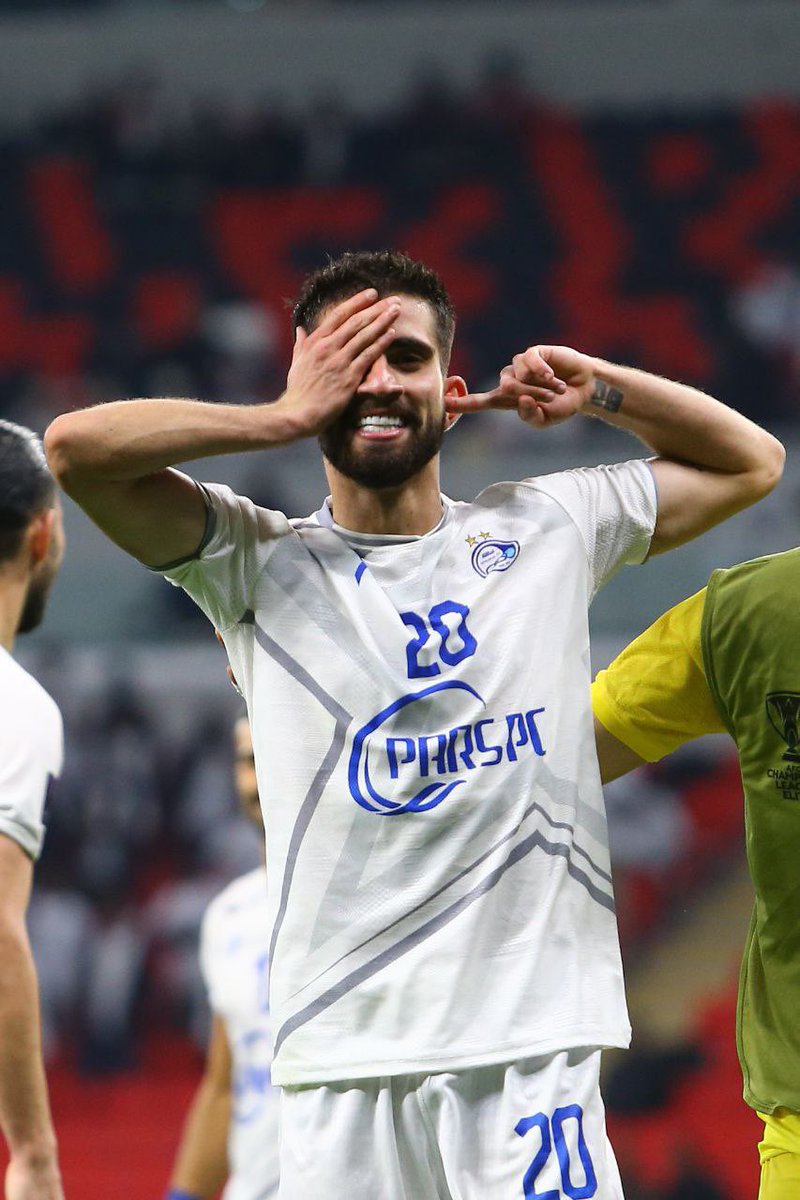 بازی تو ورزشگاه آزادی بود، شک ندارم که خبری از پاس گل و گل کوشکی نبود. با همون ۲ اشتباه نیمه اول (مثل بازی الشرطه) هواداران داشتند شعار میدادند که کوشکی برو بیرون!
و این بازیکن تموم میشد! ما هواداری بلد نیستیم. یادمون رفته هواداری رو.