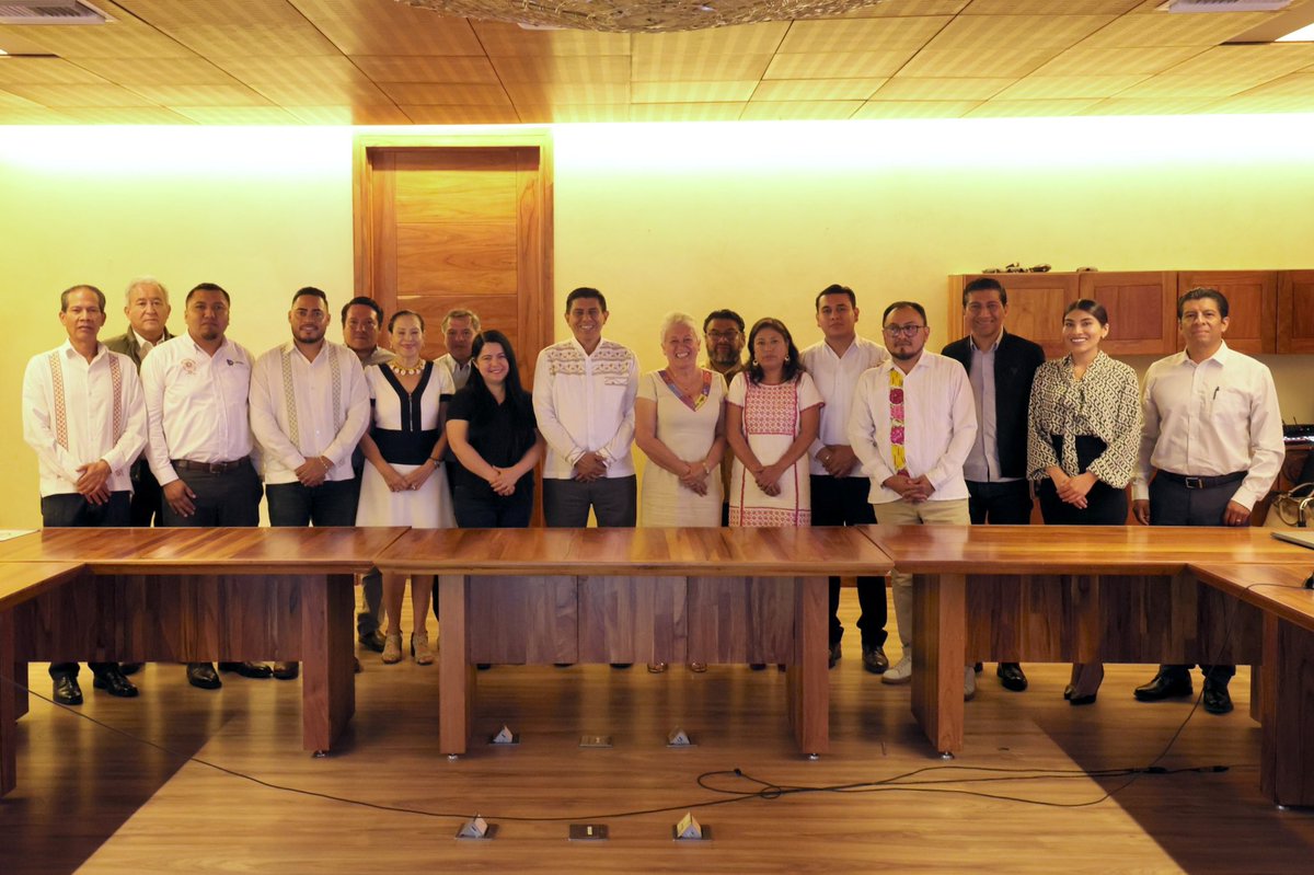 salomonj's tweet photo. Nos reunimos con la secretaria de Educación Pública, @Delfina_GuzmanD, y representantes de universidades del estado, para escucharlos y seguir trabajando en favor de las juventudes, con mejor infraestructura y condiciones en los centros educativos.

En la #PrimaveraOaxaqueña, estamos reparando la deuda histórica con las juventudes, promoviendo mejores oportunidades para que continúen sus estudios.