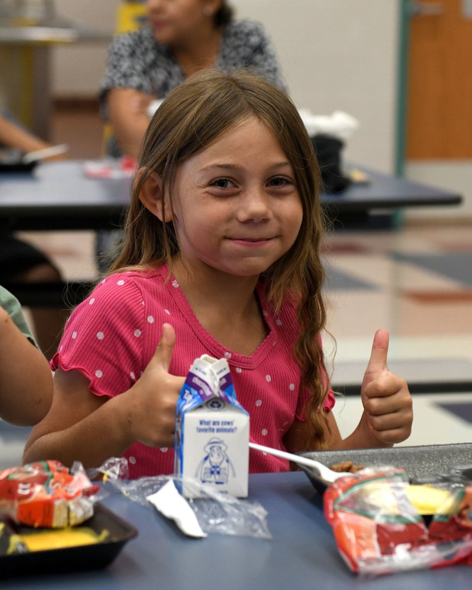 sfellc1's tweet photo. At lunchtime, we're always aiming for a thumbs-up! Happy almost-Friday. 🥪
.
.
.
.
#k12lunch #servingsmiles #bestqualityfood #nourishingyoungminds #fuelingstudents #k12nutrition https://t.co/foAa8RbdYO