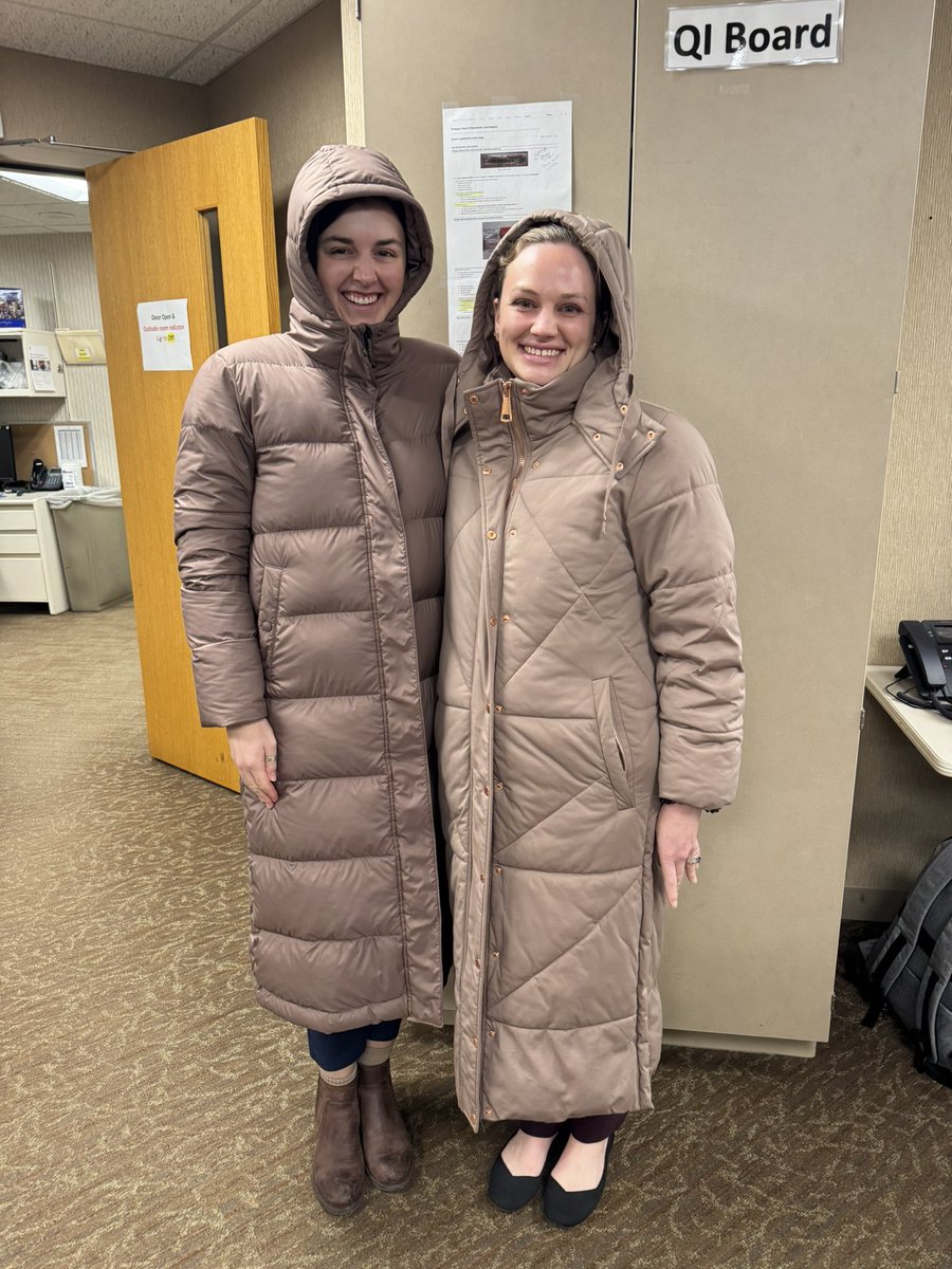MayoMN_IMRES's tweet image. #TheColdNeverBotheredThemAnyways here’s PGY2 Dr. Becky Brooks and PGY3 Dr. Allie Allman sporting matching coats in Baldwin Continuity Clinic! #ASide @CaThompsonMD