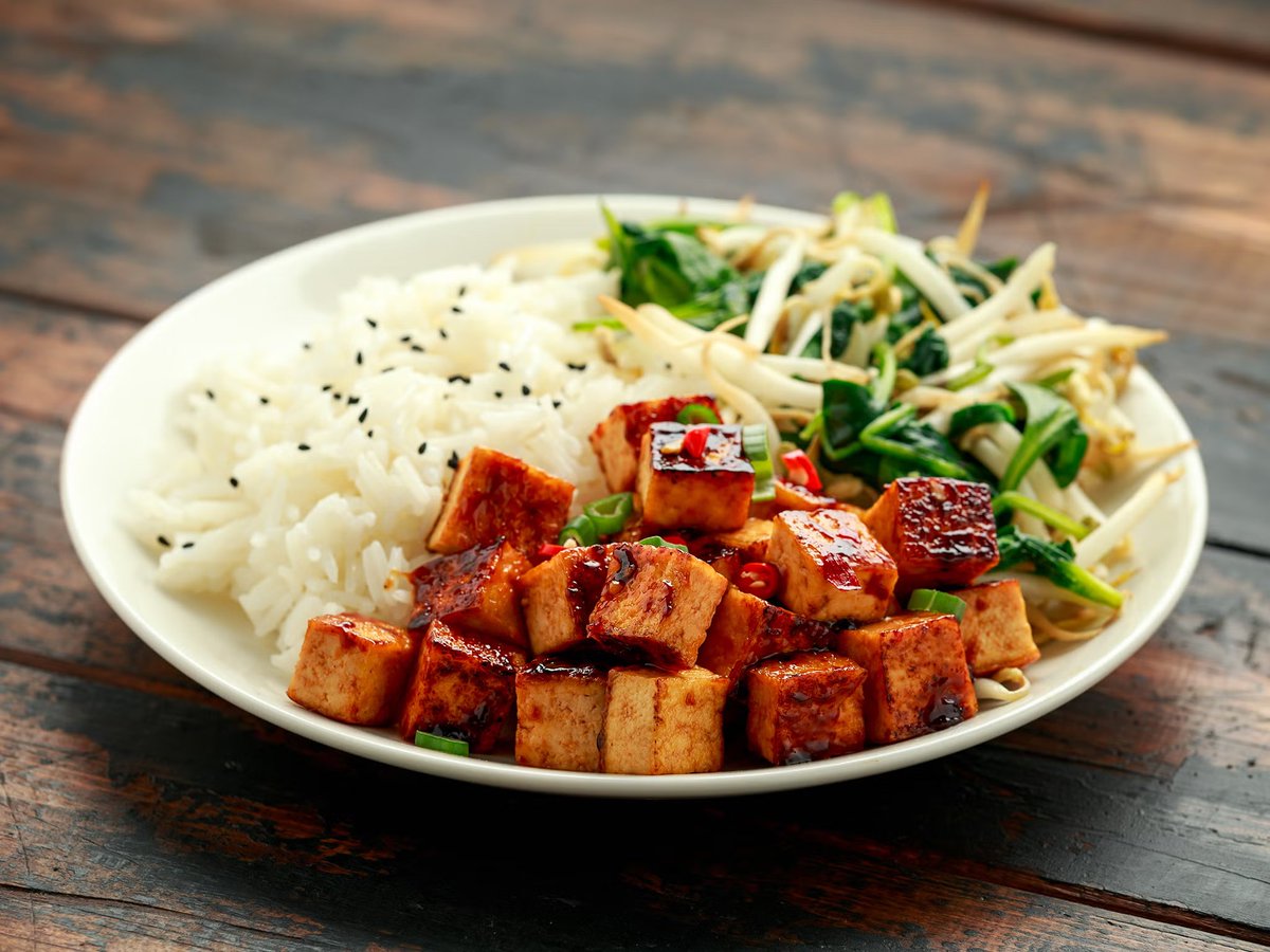 965Jennifer's tweet photo. Elevate your dinner game with this flavorful tofu stir-fry, packed with fresh veggies and served alongside fragrant rice. 😋🥢 #DinnerDelight #TofuLove https://t.co/EcviYOhgXP