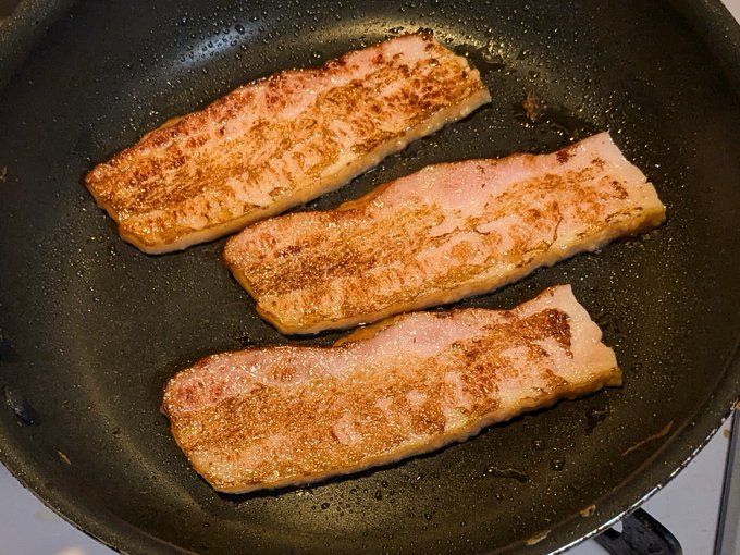 厚切りベーコン焼いてる 