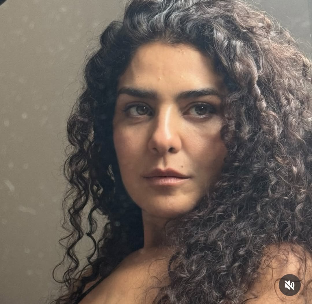 biabatella's tweet image. Eu sou completamente fascinada pela beleza dessa mulher