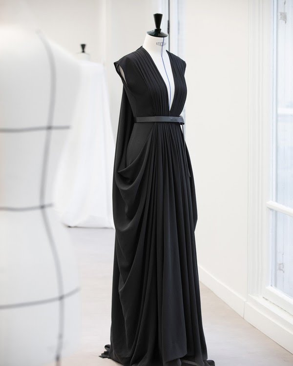 luluflsc's tweet photo. tá mas vcs tem noção q a diretora criativa da DIOR simplesmente foi lá e c próprias mãos fez um vestido EXCLUSIVAMENTE p a fernanda (?!?!?!) https://t.co/G66euAhLAL