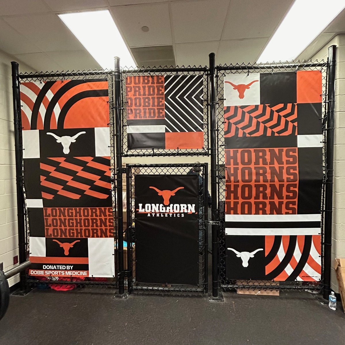 TheSignChamp's tweet photo. A little windscreen goes a long way! Dobie HS Athletics spruced up their boring storage cage with a colorful statement piece, courtesy of Dobie Sports Medicine! @DobieSportsMed @AthleticsDobie #BrandYourSchool #BrandYourProgram #signchamp #SchoolBranding #customwindscreen #customdesigns 

Adding custom graphics to a small area can really elevate the space in an impactful way. If you're looking to take your space from drab to fab, we're here to help. Email us at info@signchamp.com.