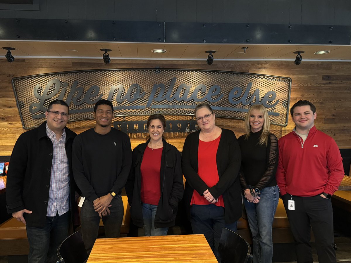 spending time in the restaurant with new Brinker Heads! Thanks Chilis 🌶️ Valley Ranch for the hospitality.#chilis