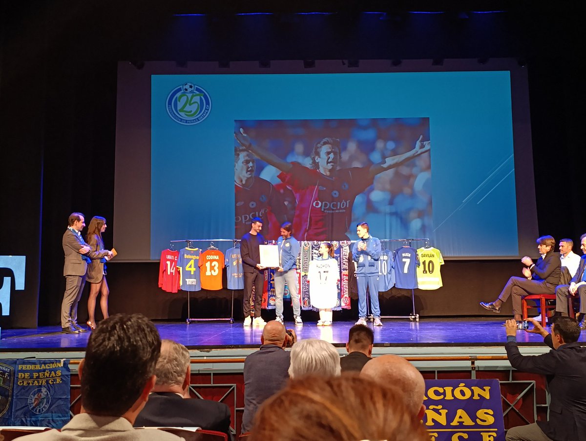 FPGETAFE's tweet photo. 🏆 Premio al jugador más carismático:
@sergio_pachon 💙
Entrega @juan2iglesias 🫡
#25aniversarioFPG https://t.co/BSMMeWJRM6
