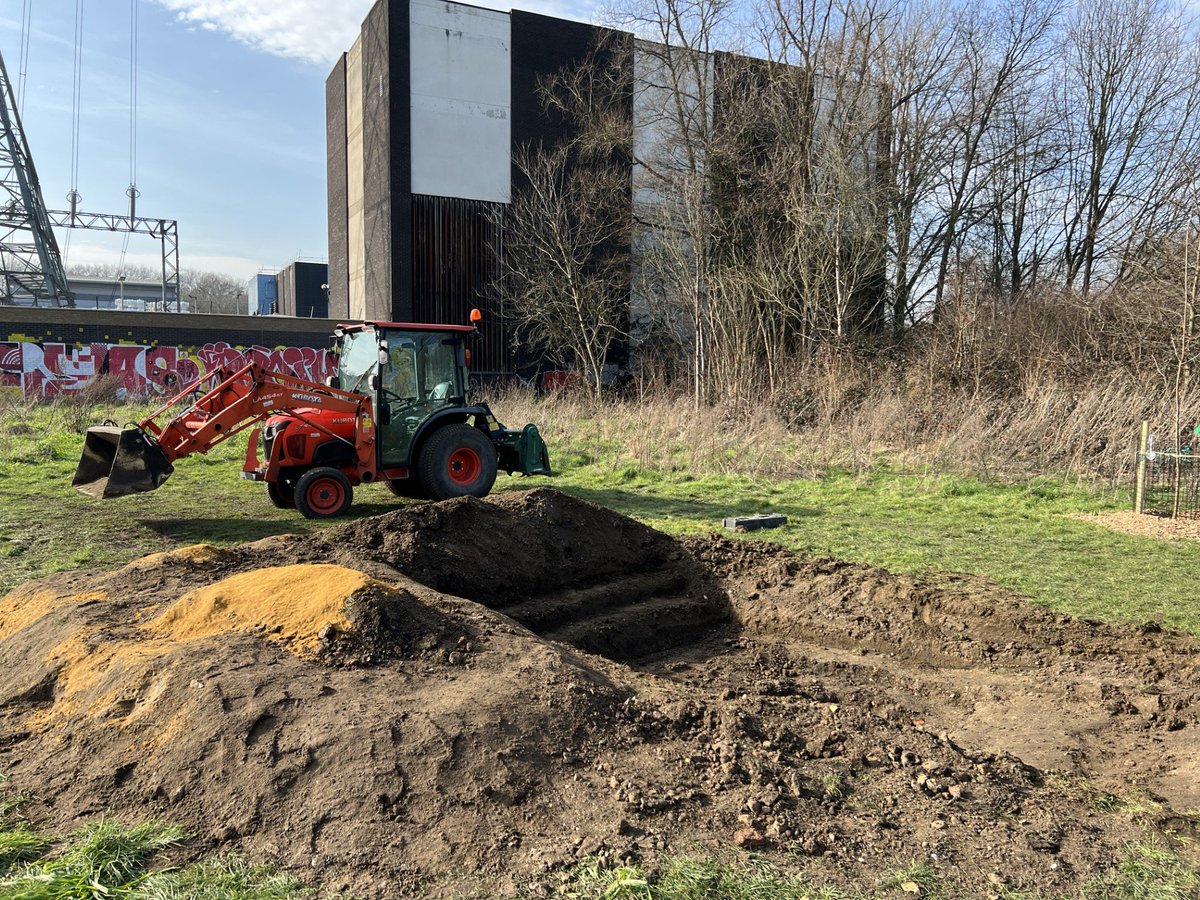 Millfields Park, Bee bank built and a new pond in progress.
Amphibian and small mammal habitat to be added tomorrow.

renatureldn.uk