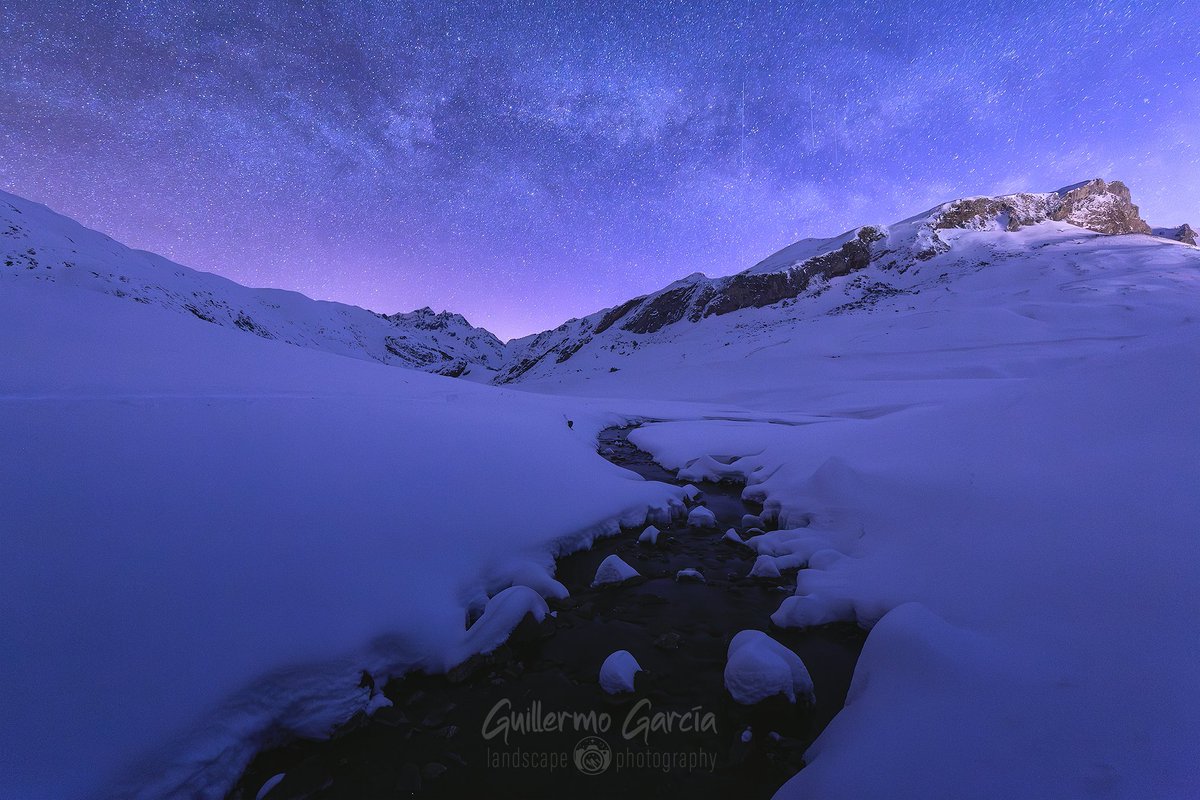 Hace unos días fotografié mi primera vía láctea de 2025 a las 6:00h de la mañana en el #Portalet #Pirineos. Después del atardecer se cubrió de nubes de modo que sonó el despertador a las 5 de la mañana totalmente despejado. Tocaba calzarse las raquetas. 
instagram.com/p/DGOaHfloh6P/…