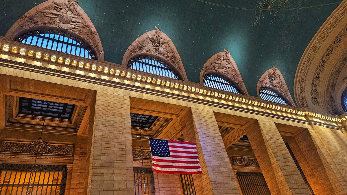 GeographyTGAK's tweet photo. We went to Grand Central Station this morning - lots of impressive photos were taken, and the students seemed to enjoy using the Whispering Gallery! https://t.co/uZ2sYGkUWV