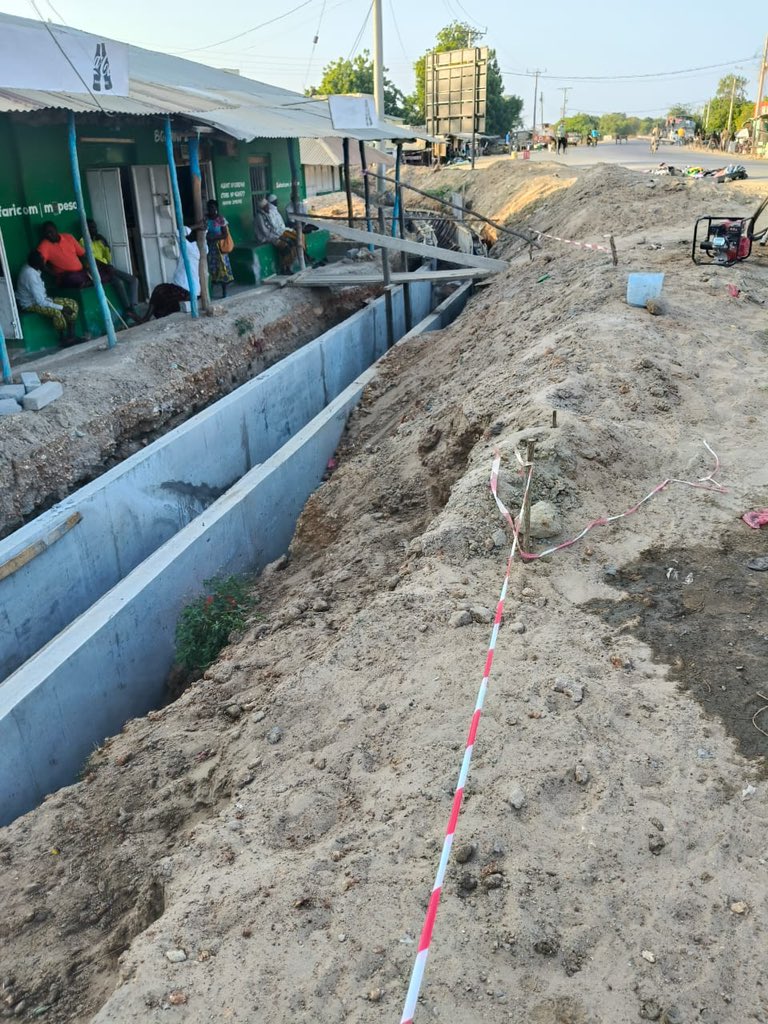 TashrifaAbubak2's tweet image. Transforming Mokowe! The drainage system under KISIP 2 will be a game-changer, improving sanitation, reducing flooding, and enhancing the quality of life for our people. #BetterInfrastructure @TheKISIP