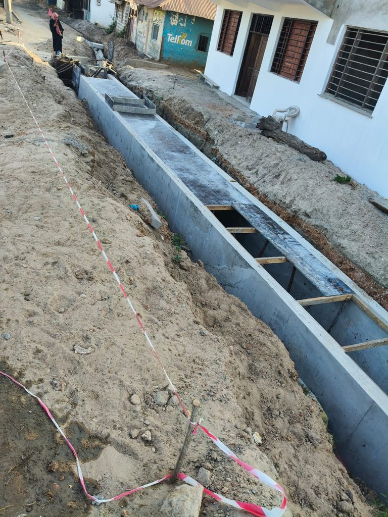 TashrifaAbubak2's tweet image. Transforming Mokowe! The drainage system under KISIP 2 will be a game-changer, improving sanitation, reducing flooding, and enhancing the quality of life for our people. #BetterInfrastructure @TheKISIP