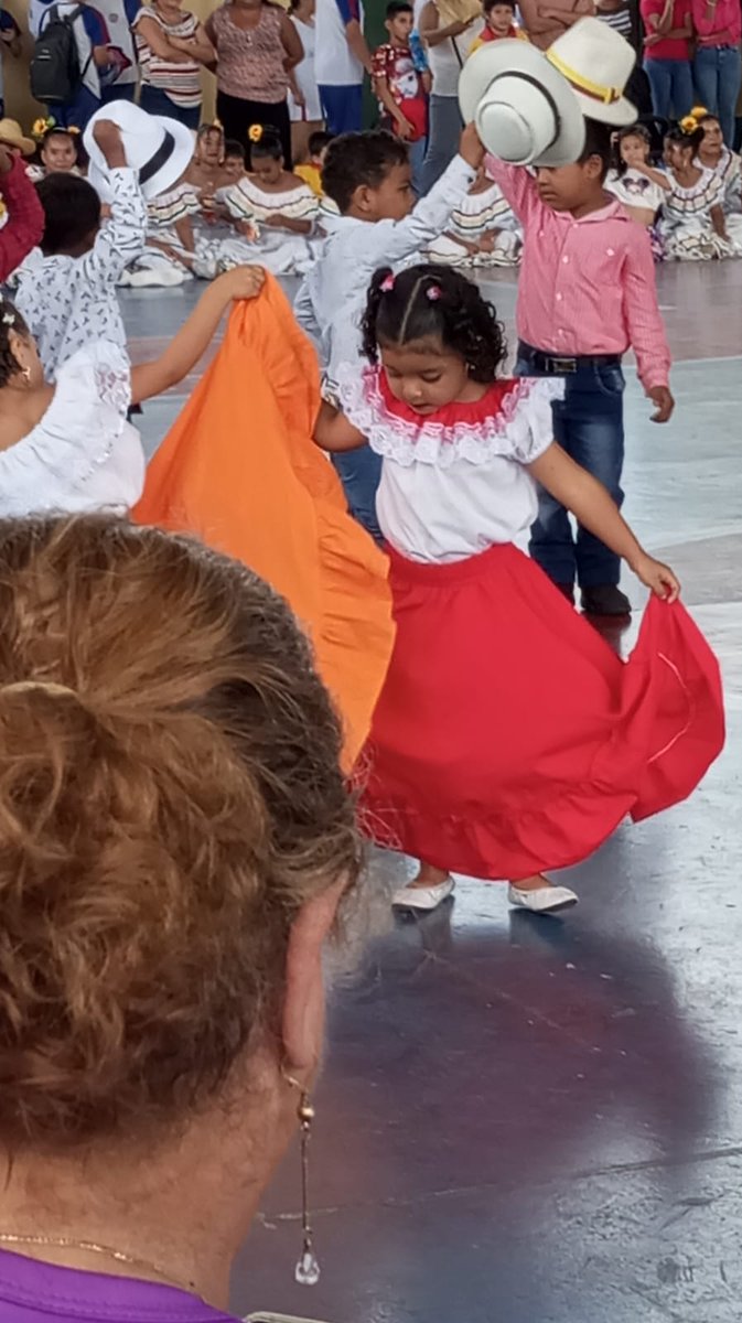 celioliborio's tweet photo. El arte la danza la cultura es tarea fundamental en Educación para reactivar los valores de la juventud RIMN cada día aportando a la sociedad y a la educación programas recreativos con la ayuda de la comunidad educativa 
@Educacion_Ec @EducacionZ5_Ec @AlegriaCrespo https://t.co/EEufFml56g